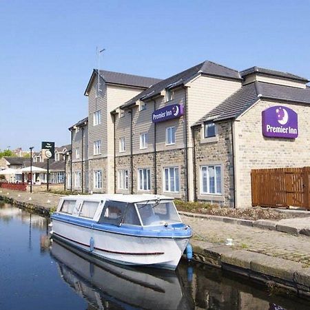 Premier Inn Huddersfield Central Exterior foto