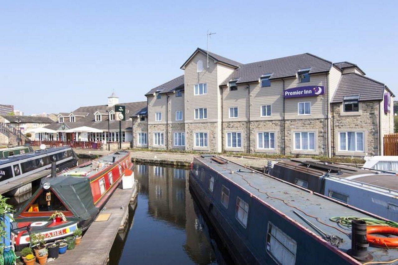 Premier Inn Huddersfield Central Exterior foto